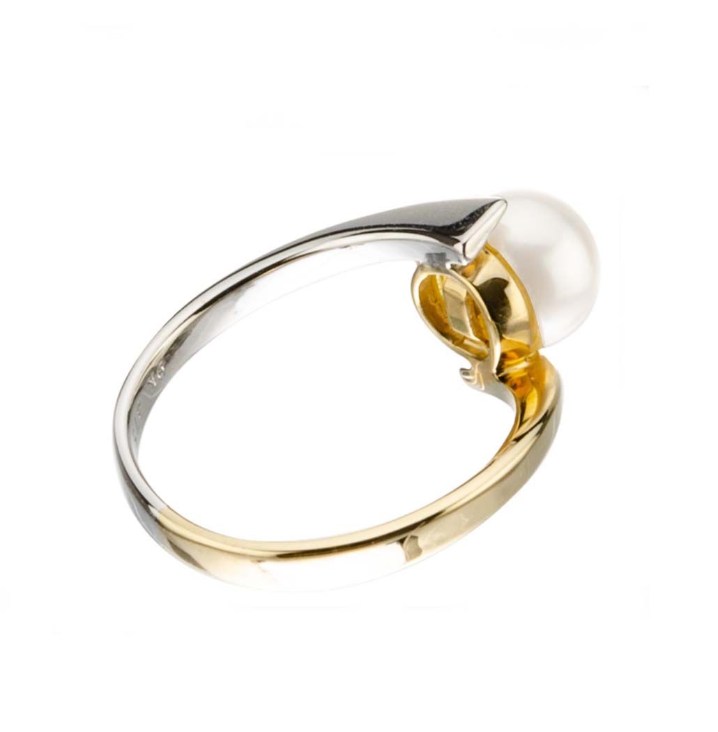 side view of bi colour pearl ring