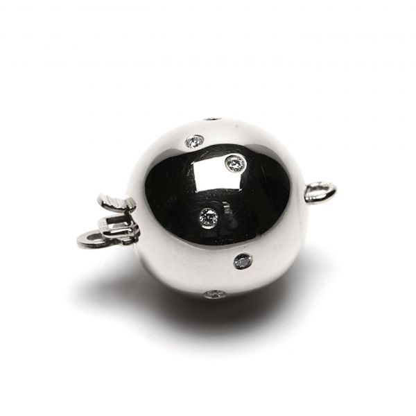 18 ct White Gold Diamond Set Ball Clasp 10 mm, polished finish. Diamond weight: 0.04 ct 