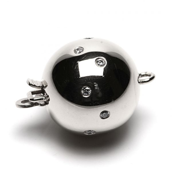 18 ct White Gold Diamond Set Ball Clasp 12 mm, polished finish. Diamond weight: 0.10 ct