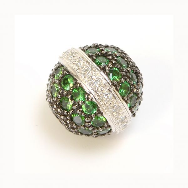 18 ct White Gold Green Garnet and Diamond set screw clasp 12 mm Diamond weight 0.13 cts 