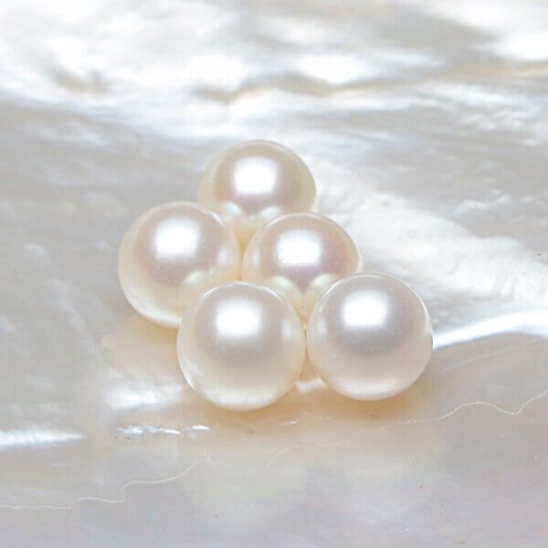 Loose white Freshwater pearls