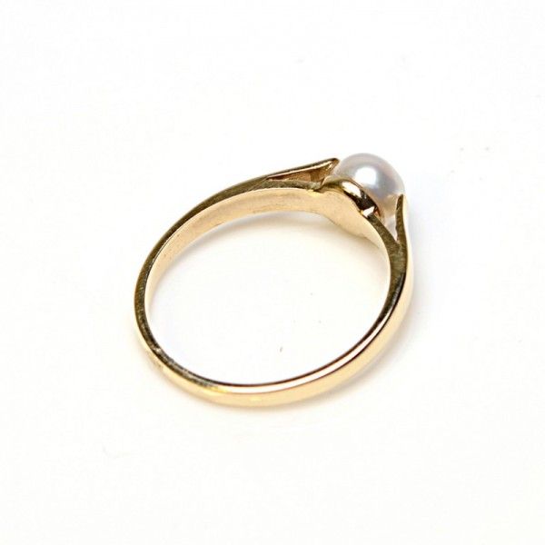 Yellow Gold Freshwater Pearl Ring 